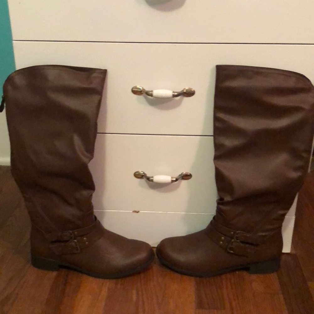Brown riding boots that haven’t been worn!